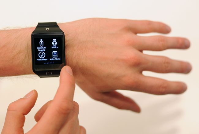 A Samsung employee demonstrates the new SM-R381 smartwatch at the Tizen Developer Conference in San Francisco last week. (AFP-Yonhap)