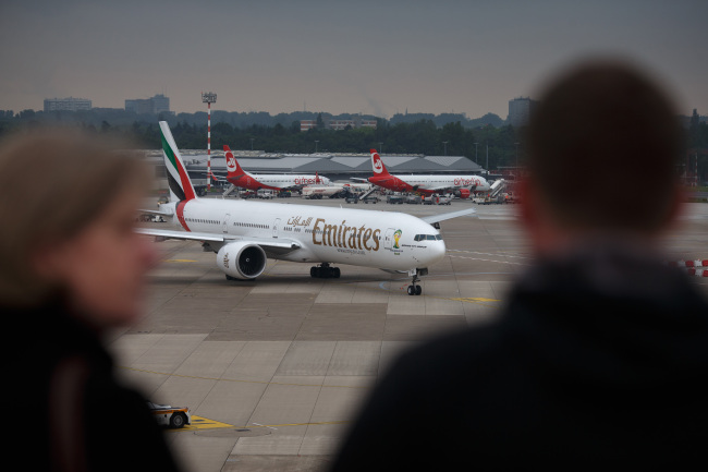 에미레이트항공 여객기가 독일 뒤셀도르프 공항에서 대기하고 있다. (블룸버그)