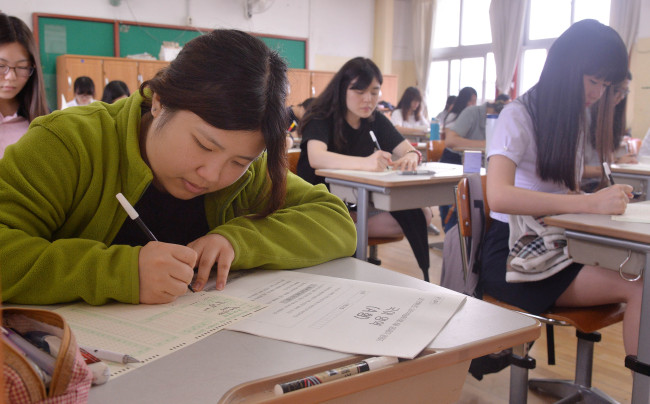 Senior high school students take a mock examination in preparation for November’s College Scholastic Ability Test in Seoul on Thursday. (Lee Sang-sub/The Korea Herald)