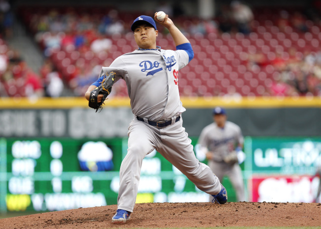 Los Angeles Dodgers starting pitcher Ryu Hyun-jin delivers in the first inning on Wednesday. (USA Today-Yonhap)