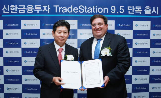 Shinhan Investment CEO Kang Dae-seok (left) and Salomon Sredni, CEO and chairman of TradeStation Group, celebrate the exclusive launch of TradeStation 9.5 in Korea on Thursday. (Shinhan Investment)