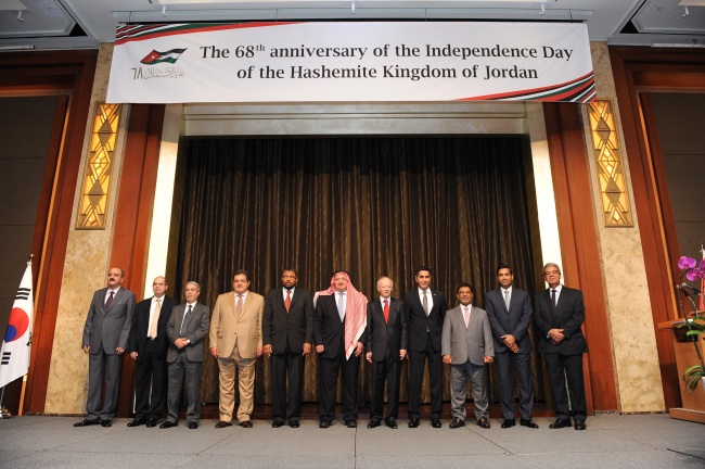 Jordanian Ambassador to South Korea Omar Al-Nahar (center) poses with Arab and North African ambassadors and charges d’affaires during a reception celebrating his country’s Independence Day in Seoul on Tuesday. (Jordanian Embassy)