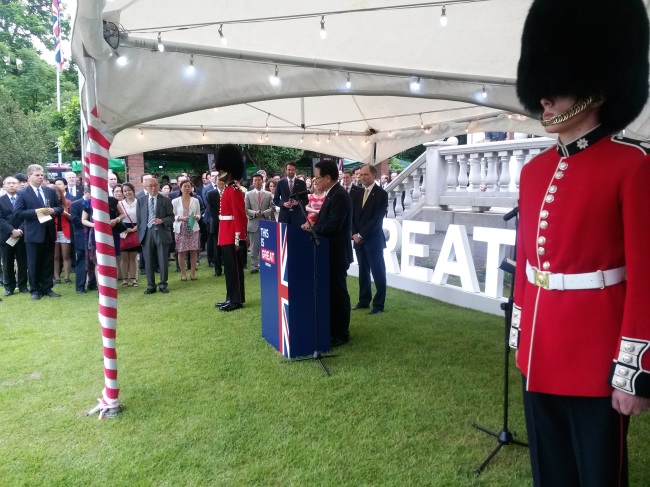 National Assembly Speaker Chung Ui-hwa delivers a speech during a garden party celebrating the official birthday of Queen Elizabeth II at the British Ambassador’s residence in Seoul on Thursday. (Philip Iglauer/The Korea Herald)