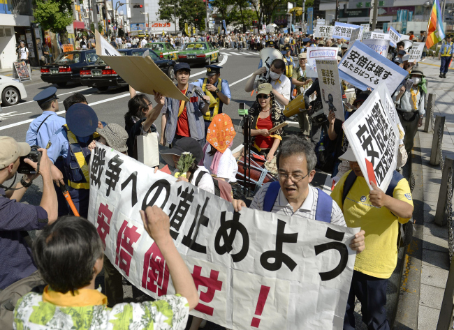 Protesters demonstrate against the Shinzo Abe administration’s push for the right to exercise collective self-defense on Sunday. Organizers say some 500 people took part in the event. ( Yonhap)