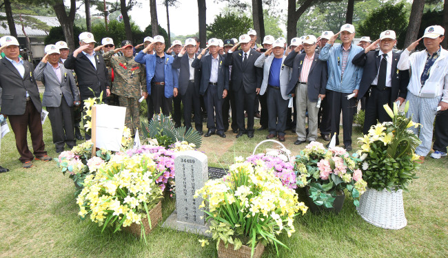 Korean veterans of the Vietnam War salute the grave of Lt. Gen. Chae Myung-shin at the National Cemetery in Seoul on Tuesday at the event commemorating those who died during the conflict. Chae served as the commander of Korean troops taking part in the 1955-1975 conflict. (Yonhap)