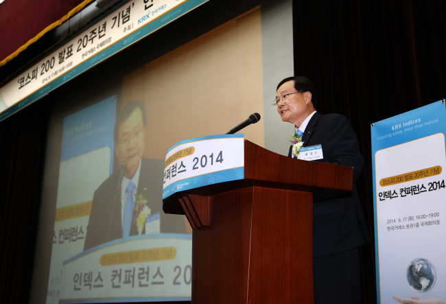 The Korea Exchange CEO and chairman Choi Kyung-soo speaks at the Index Conference 2014, held on Tuesday to celebrate the 20th anniversary of KOSPI 200, one of the nation’s leading stock indexes. ( KRX)