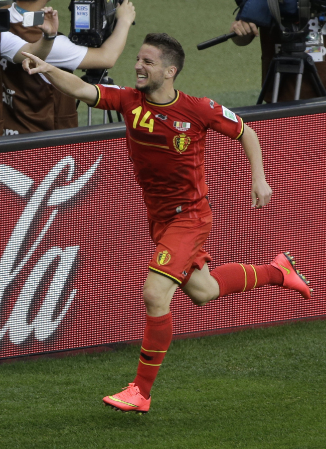 Belgium's Dries Mertens celebrates after scoring his side's second goal during the group H World Cup soccer match between Belgium and Algeria at the Mineirao Stadium in Belo Horizonte, Brazil, Tuesday, June 17, 2014. (AP-Yonhap)