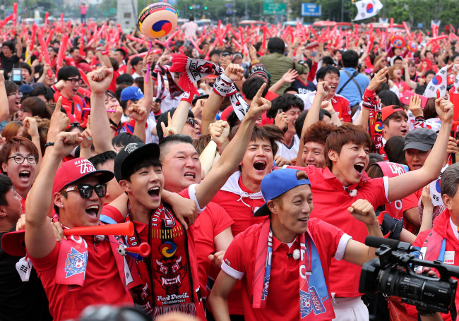 Fans celebrate Lee Keun-ho's first goal against Russia during their cheering in Gwanghwamun, central Seoul, Wednesday morning. (Yonhap)