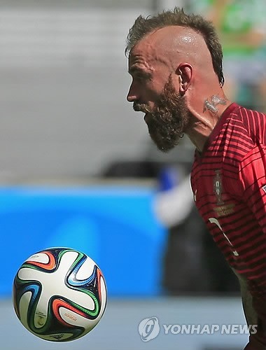 Portugal's Raul Meireles looks at the ball during the group G World Cup soccer match between Germany and Portugal at the Arena Fonte Nova in Salvador, Brazil, Monday, June 16, 2014. (AP-Yonhap)