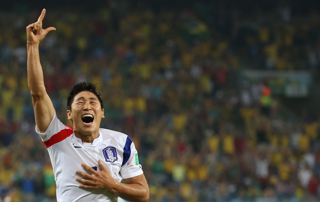 Lee Keun-ho celebrates after scoring South Korea’s first goal of the World Cup against Russia in Pantanal Arena in Cuiaba, Brazil, Wednesday. (Yonhap)
