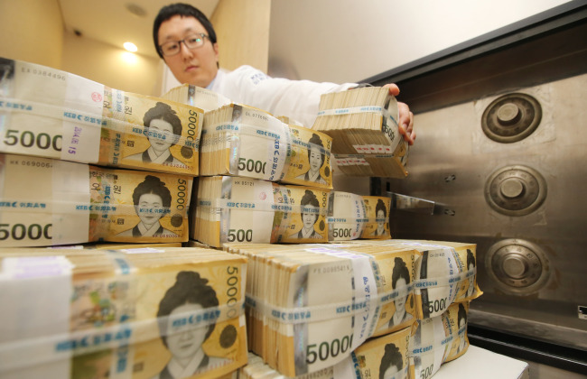 50,000 won banknotes are stacked at a bank in Seoul. (Yonhap)