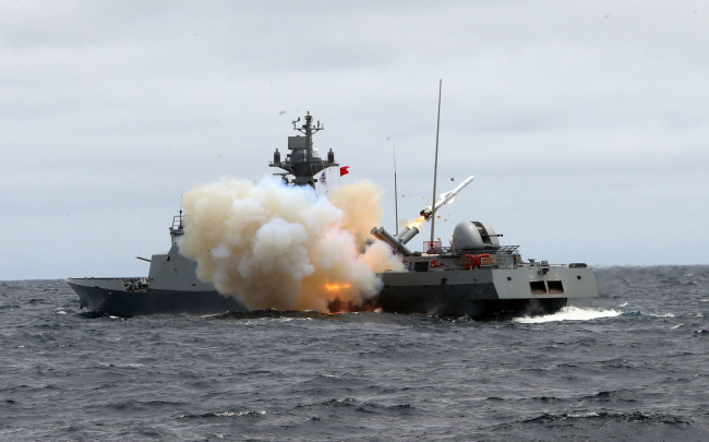 A South Korean destroyer engages in a live-fire exercise in waters near the Dokdo islets Friday. (Yonhap)