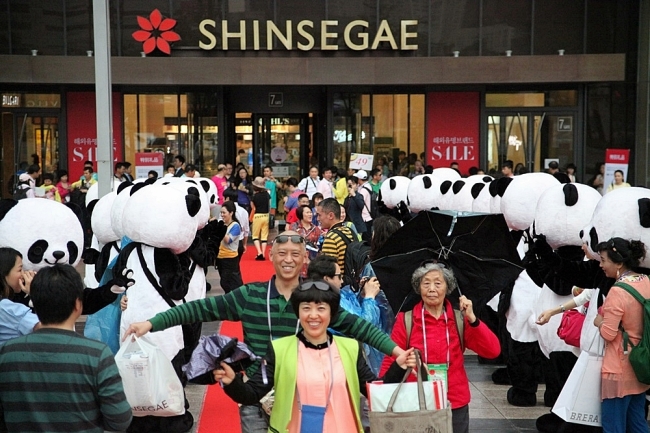 Chinese visitors pose at Shinsegae Centum City in Busan. (Shinsegae Group)