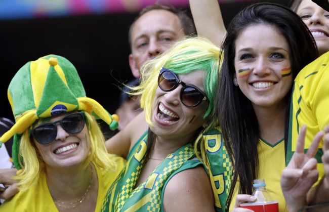 Brazilian soccer fans (AP-Yonhap)