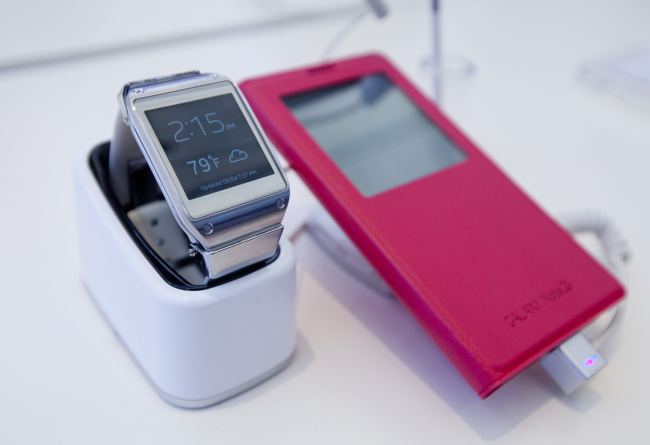 A Samsung Electronics Co. Galaxy Gear watch and Galaxy Note 3 sit on display during an event in Times Square, New York. (Bloomberg)