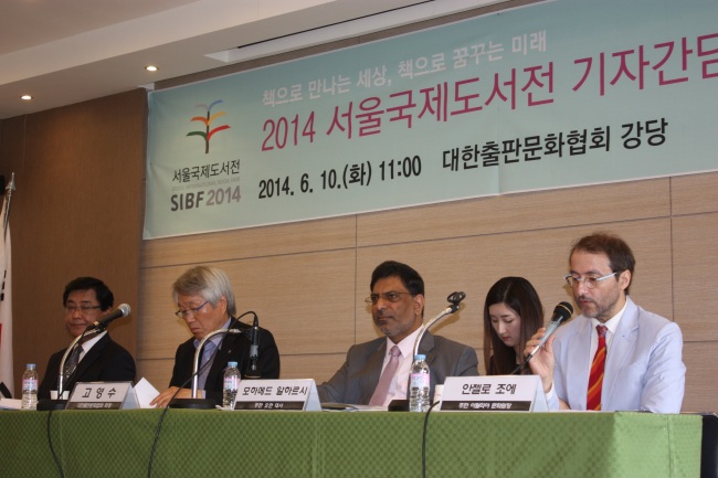 Omani Ambassador to South Korea Mohammed Al-Harthy (third from right), with Seoul International Book Fair officials, fields questions from the press during a media event in Seoul. (Omani Embassy)