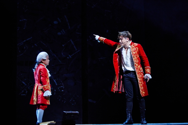 Park Hyo-shin (right) plays Mozart in musical “MOZART!” (EMK Musical Company)