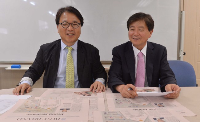 Park Heung-soo (left), a professor at Yonsei University School of Business, and Lim Young-kyun, a professor of business administration at Kwangwoon University. (The Korea Herald)