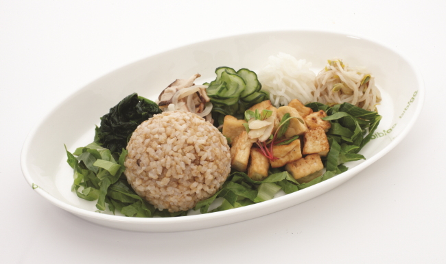 A bowl of Bibigo Rice with brown rice, pieces of sauteed tofu and assorted vegetables. (CJ Foodville)
