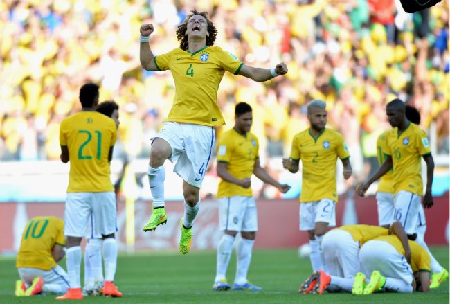 David Luiz (C) of Brazil celebrates after winning the penalty shootout of the FIFA World Cup 2014 round of 16 match between Brazil and Chile at the Estadio Mineirao in Belo Horizonte, Brazil, Saturday. (Yonhap)