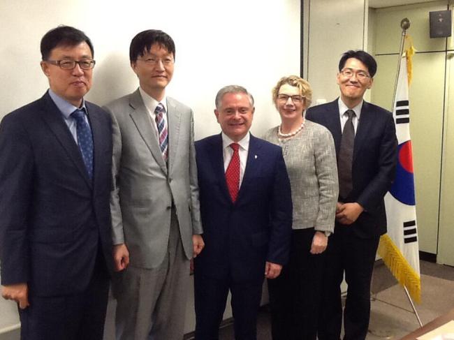 Brendan Howlin (center), minster for public expenditure and reform, and Irish Ambassador to South Korea Aingeal O’Donoghue (second from right) pose for a photo with officials from the Korea Institute for International Economic Policy in Seoul on Wednesday. (Irish Embassy)