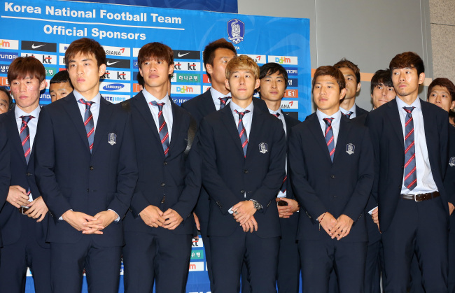 The Korean national soccer team poses for photos at Incheon International Airport on Monday. (Yonhap)