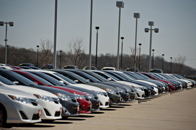 Toyota Motor Corp. vehicles sit outside Hiland Toyota dealership in Moline, Illinois. (Bloomberg)