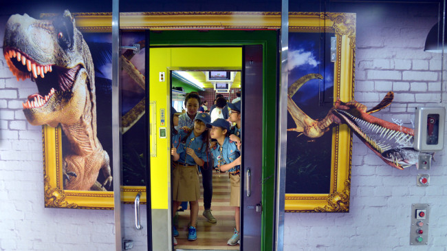 Children look around a new train equipped with various educational materials at Seoul Station on Thursday. The train, operated by KORAIL, has nine cars designed to offer passengers a chance to play games and hold seminars and video classes while travelling. (Kim Myung-sub/The Korea Herald)