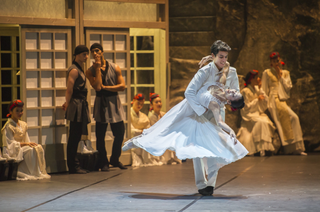 A scene from the Innsbruck Dance Company’s production of “Madama Butterfly” (Credia)