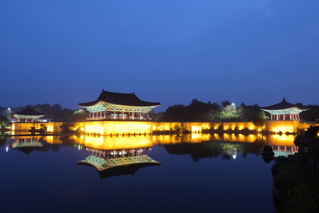 The night view of Anapji, an artificial pond constructed in 674 during the reign of King Munmu of Silla in today’s Gyeongju, North Gyeongsang Province (KTO)
