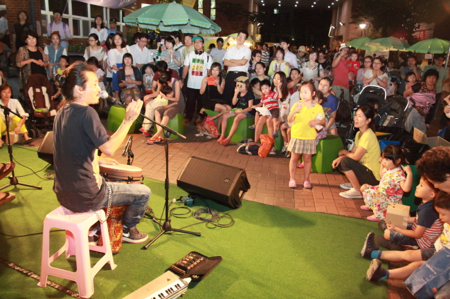An indie band performs at Yeongdeungpo Dalsijang, a unique, community-centric night market held monthly in southwest Seoul. (Dalsijang)