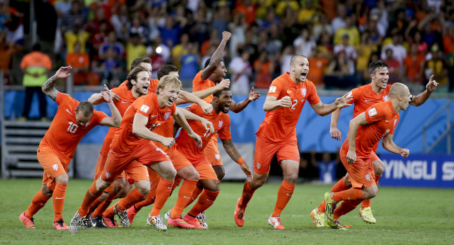 The Dutch team celebrates after beating Costa Rica at the World Cup on Saturday. (AP-Yonhap)