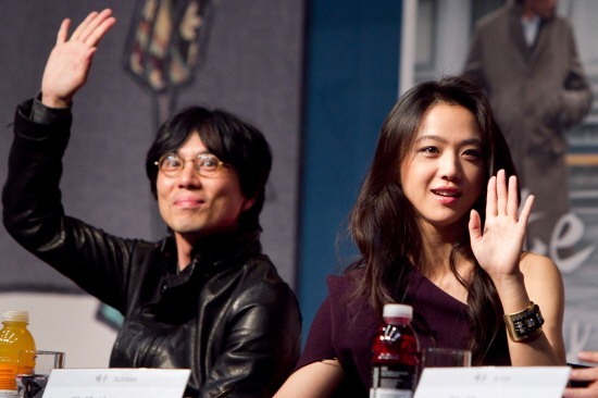 Korean film director Kim Tae-yong and Chinese actress Tang Wei attend a press conference on July 2 in Seoul. (OSEN)