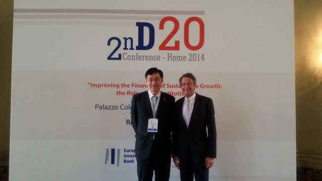 Korea Development Bank chairman Hong Ky-ttack (left) and Germany’s Kreditanstalt fur Wiederaufbau CEO Ulrich Schroder pose together at the D20 Club Roundtable event held in Rome, Italy, Friday. (Korea Development Bank)