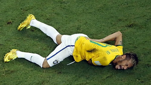 Brazil’s Neymar screams in pain after being fouled by Colombia’s Camilo Zuniga during a 2014 World Cup quarterfinal match on Friday. (Yonhap)