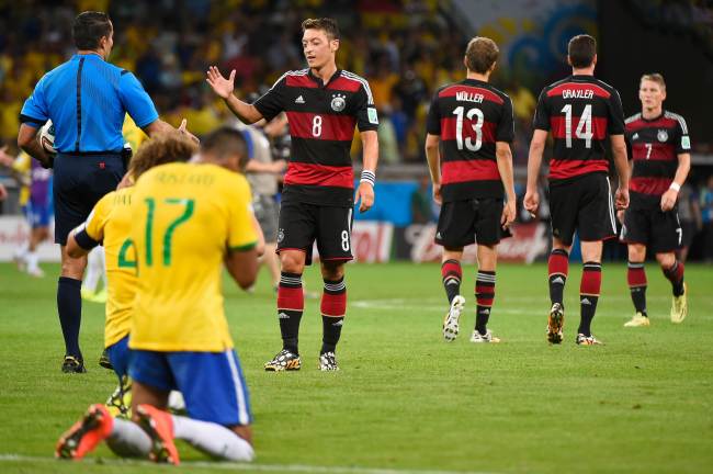 Brazil players sink to their knees after the World Cup semifinal soccer match between Brazil and Germany at the Mineirao Stadium in Belo Horizonte, Brazil, Tuesday, July 8, 2014. Germany won the match 7-1. (AP-Yonhap)