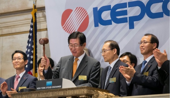 KEPCO CEO Cho Hwan-eik (second from left) rings the closing bell of the New York Stock Exchange on July 8 to mark the 20th anniversary of the firm’s stock listing on the NYSE. (KEPCO)