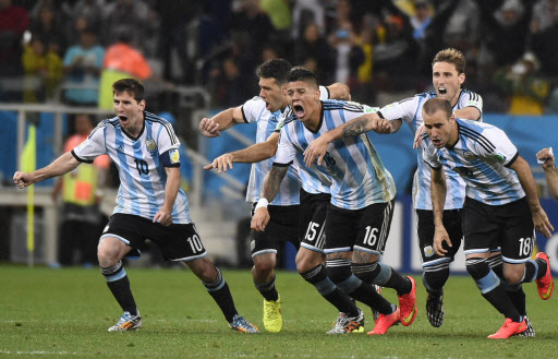 Argentina's team celebrates after winning their FIFA World Cup semi-final match against the Netherlands in a penalty shoot-out following extra time at The Corinthians Arena in Sao Paulo on July 9, 2014. (Yonhap-AFP)