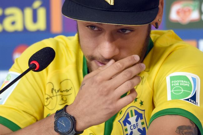 Brazil’s forward Neymar cries during a press conference in Teresopolis, Brazil, Thursday. (AFP-Yonhap)