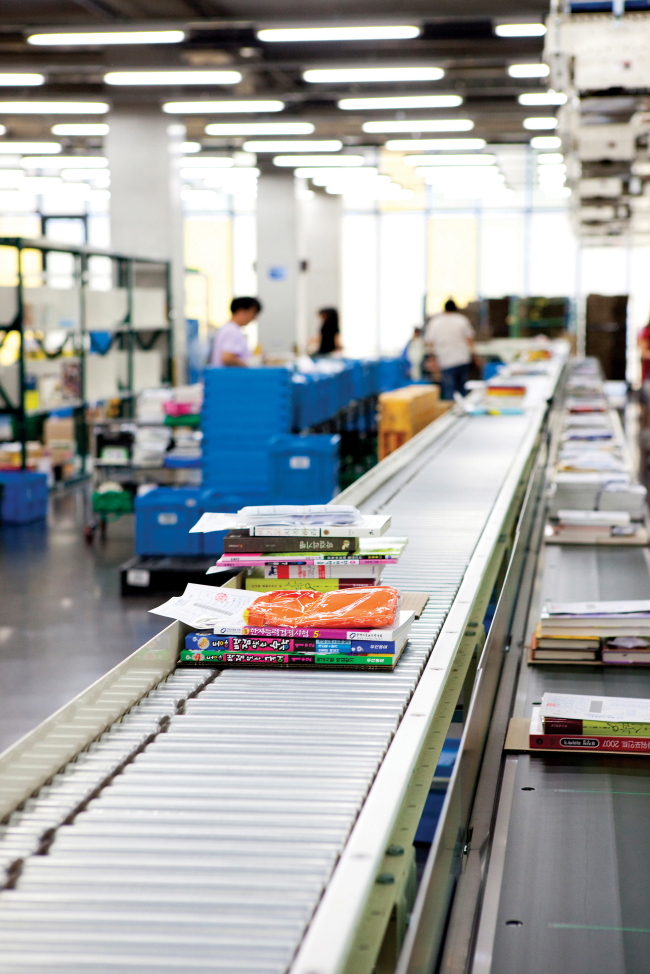 The automatic system allows Kyobo Book Center to ship a book order within one day. (Kyobo Book Center)