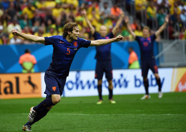 Netherlands' Daley Blind celebrates after scoring a goal during the third place play-off match between Brazil and Netherlands of 2014 FIFA World Cup at the Estadio Nacional Stadium in Brasilia. (Xinhua-Yonhap)