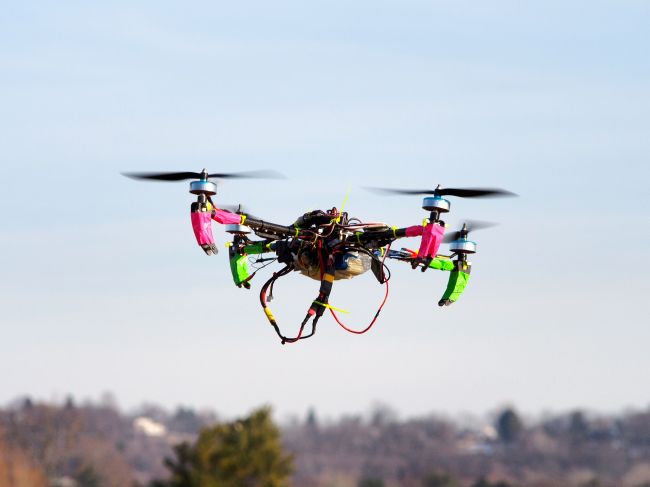 A small remote-controlled drone hovers in the sky during a meet-up of the DC Area Drone User Group in Middletown, Maryland. ( AFP-Yonhap)