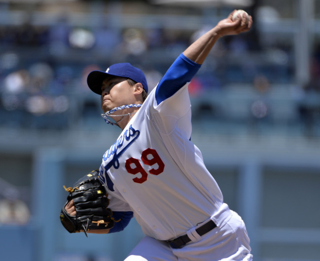 Los Angeles Dodgers starting pitcher Ryu Hyun-jin throws in the first inning against the San Diego Padres at Dodger Stadium. (AP-Yonhap)