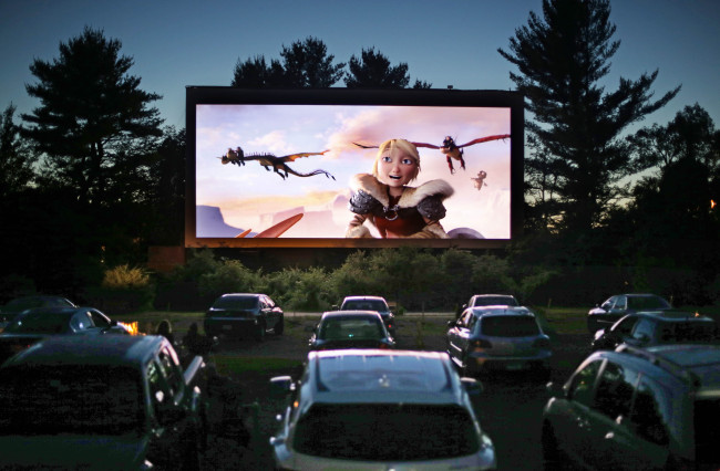 Moviegoers watch “How to Train Your Dragon 2,” the first movie of a double feature at the Saco Drive-In in Saco, Maine, June 26. (AP-Yonhap)