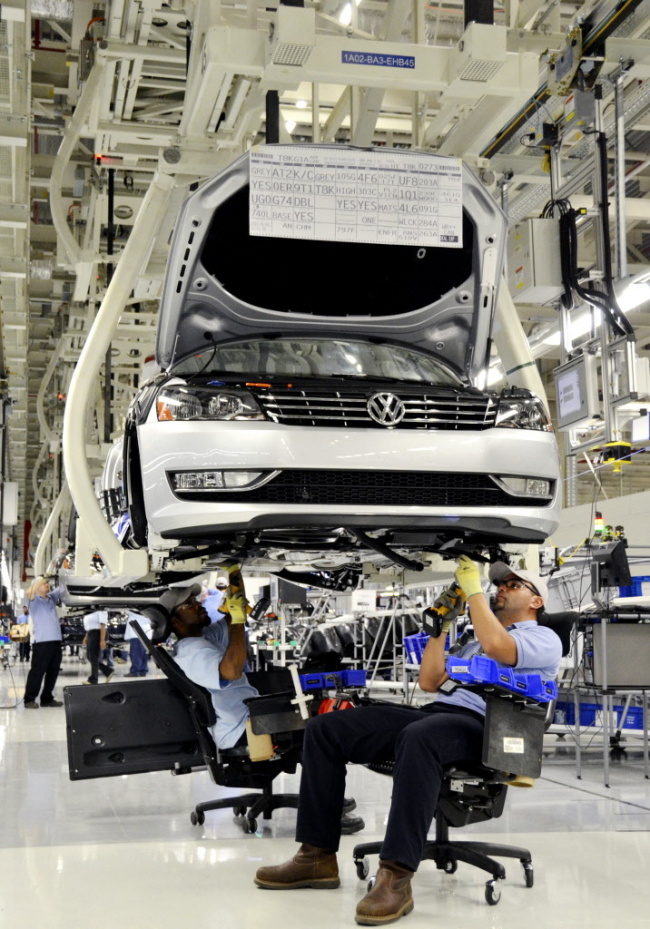 Line inspection workers check out a Volkswagen AG Passat at the company’s factory in Chattanooga, Tennessee. (Bloomberg)