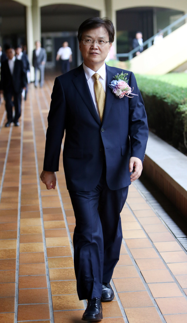 Choi Yang-hee walks to his office at the government complex in Gwacheon, Gyeonggi Province, on the first day of his job as the minister of science, ICT and future planning on Wednesday. (Yonhap)