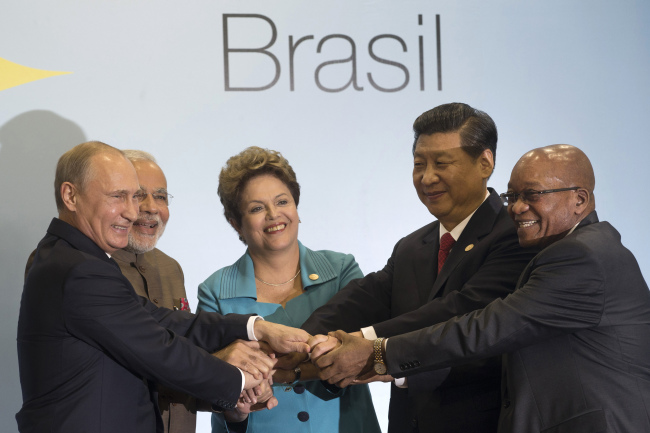 Leaders of the BRICS nations (from left) Russia’s President Vladimir Putin, India’s Prime Minister Narendra Modi, Brazil’s President Dilma Rousseff, China’s President Xi Jinping and South Africa’s President Jacob Zuma, pose for a group photo during the BRICS summit in Fortaleza, Brazil, Tuesday. (AP-Yonhap)