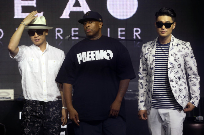 (From left) Gaeko, DJ Premier and Choiza pose during a press conference held at the Yes24 Muv Hall in Hongdae on Wednesday. (Yonhap)