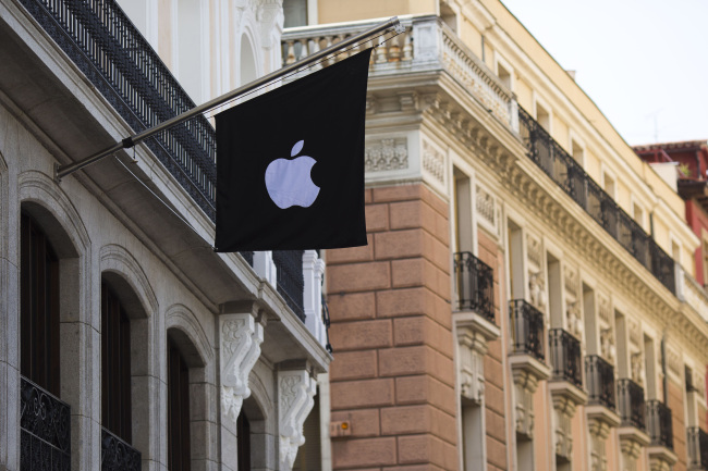 Apple’s flag at a Spanish flagship store (Bloomberg)