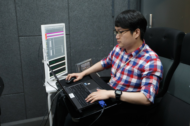 Leonard Lee, a 4-DX editor, designs environmental effects such as motion, scents, mist and wind using computers. (CJ 4DPLEX)